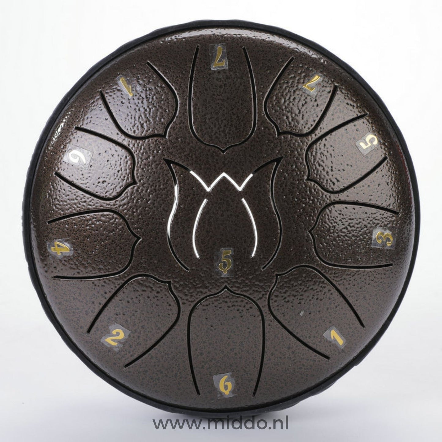 Bruine steel tongue drum met cijfers op een witte achtergrond