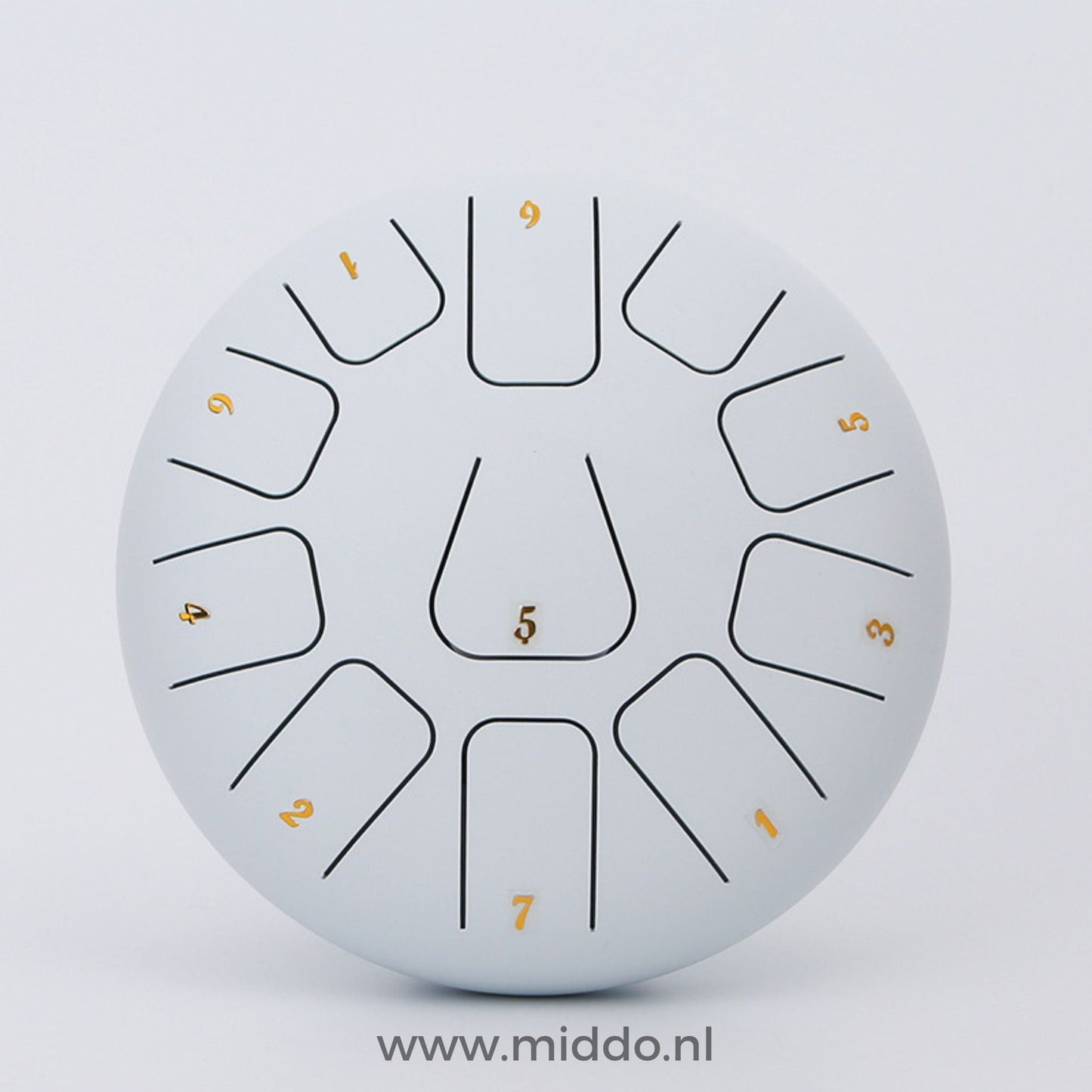 Witte steel tongue drum met cijfers op een witte achtergrond