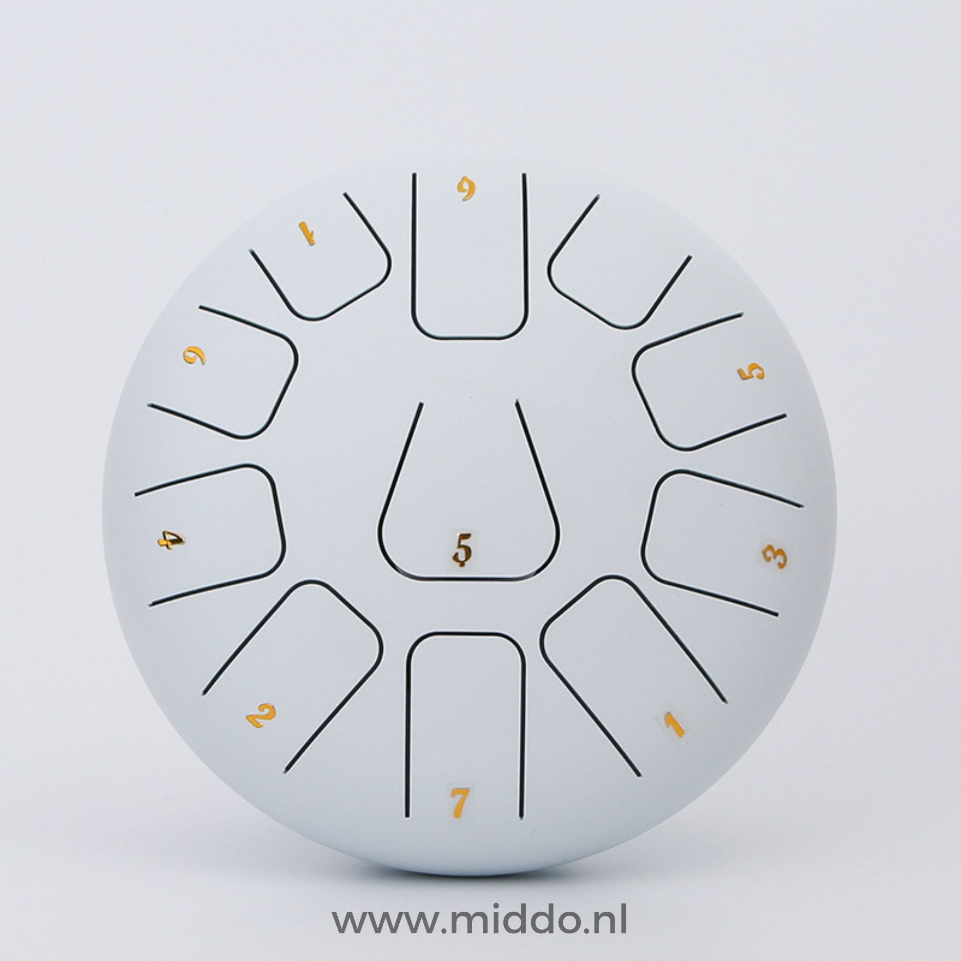 Witte steel tongue drum met cijfers op een witte achtergrond
