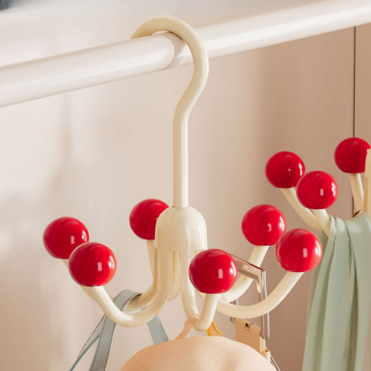 360° pöörlev džemprite ja käekottide hoidik