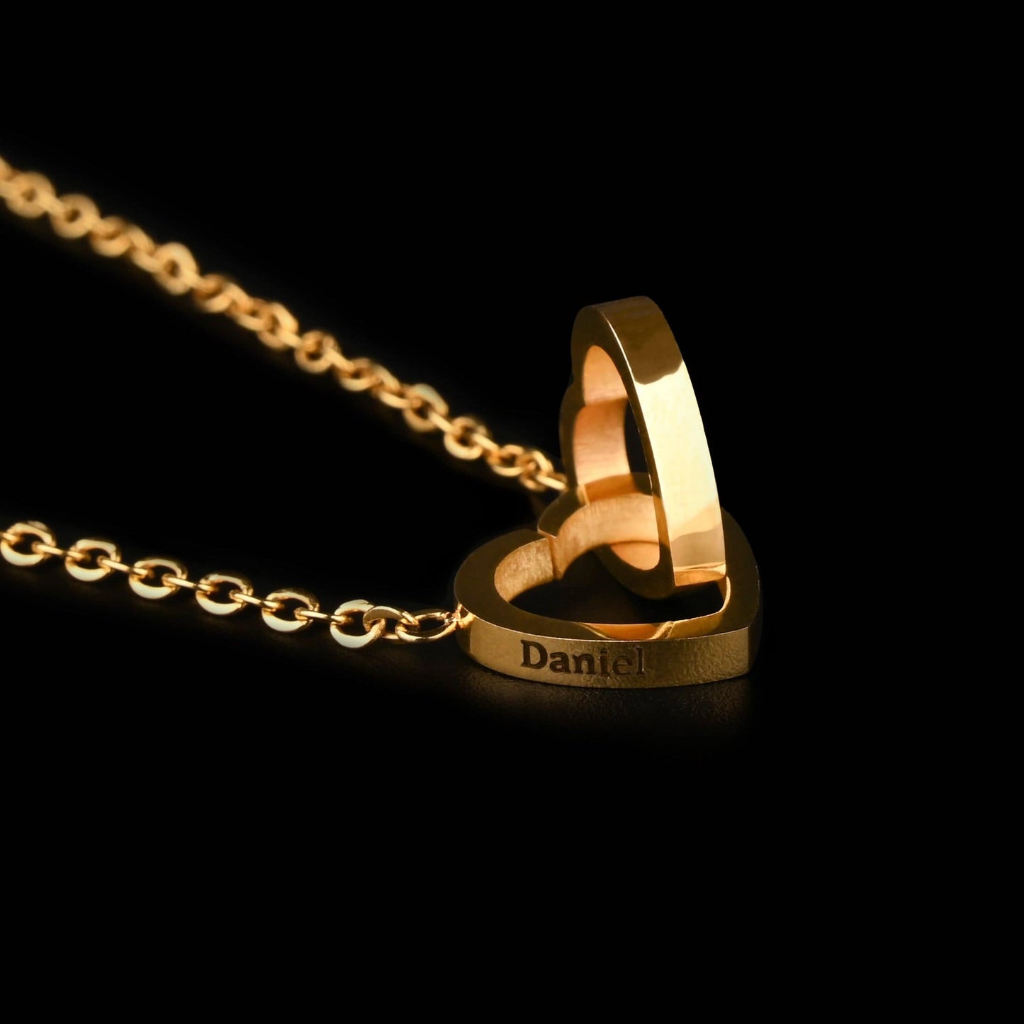 Igavene roos koos imelise kaelakeega