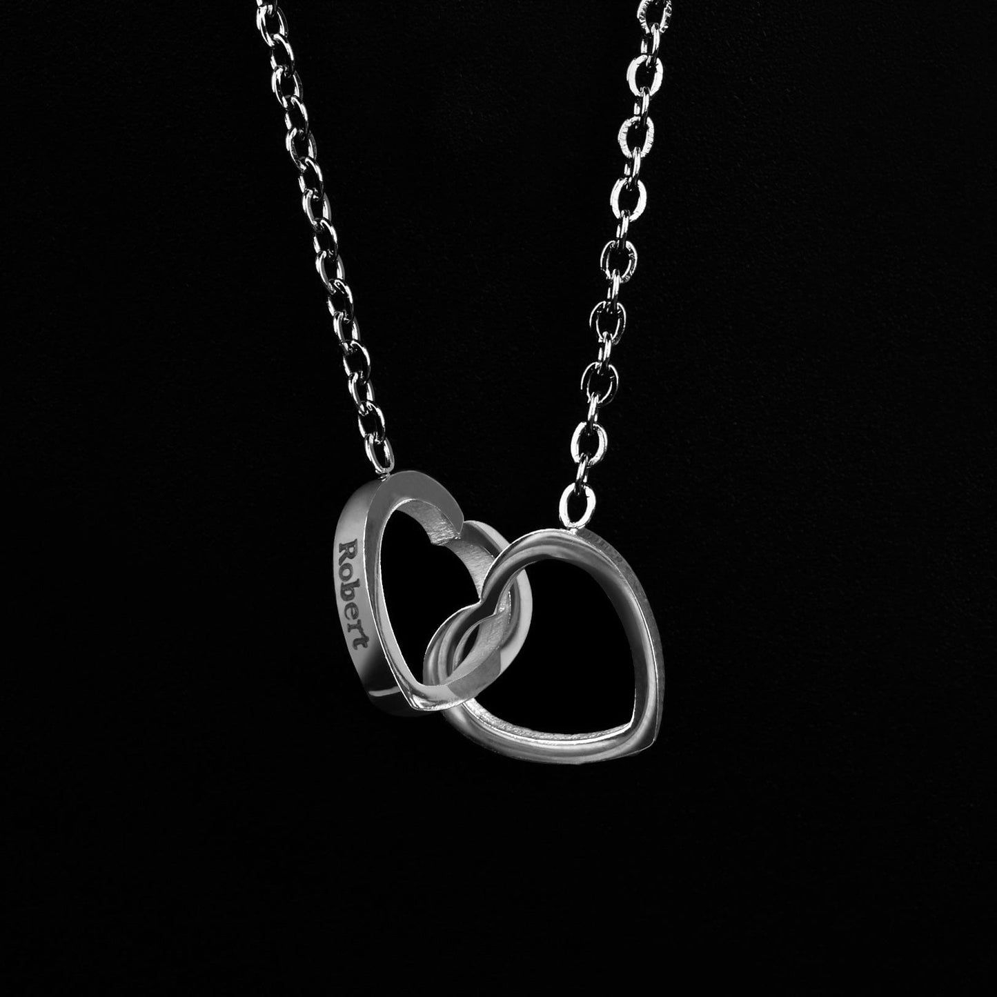 Igavene roos koos imelise kaelakeega