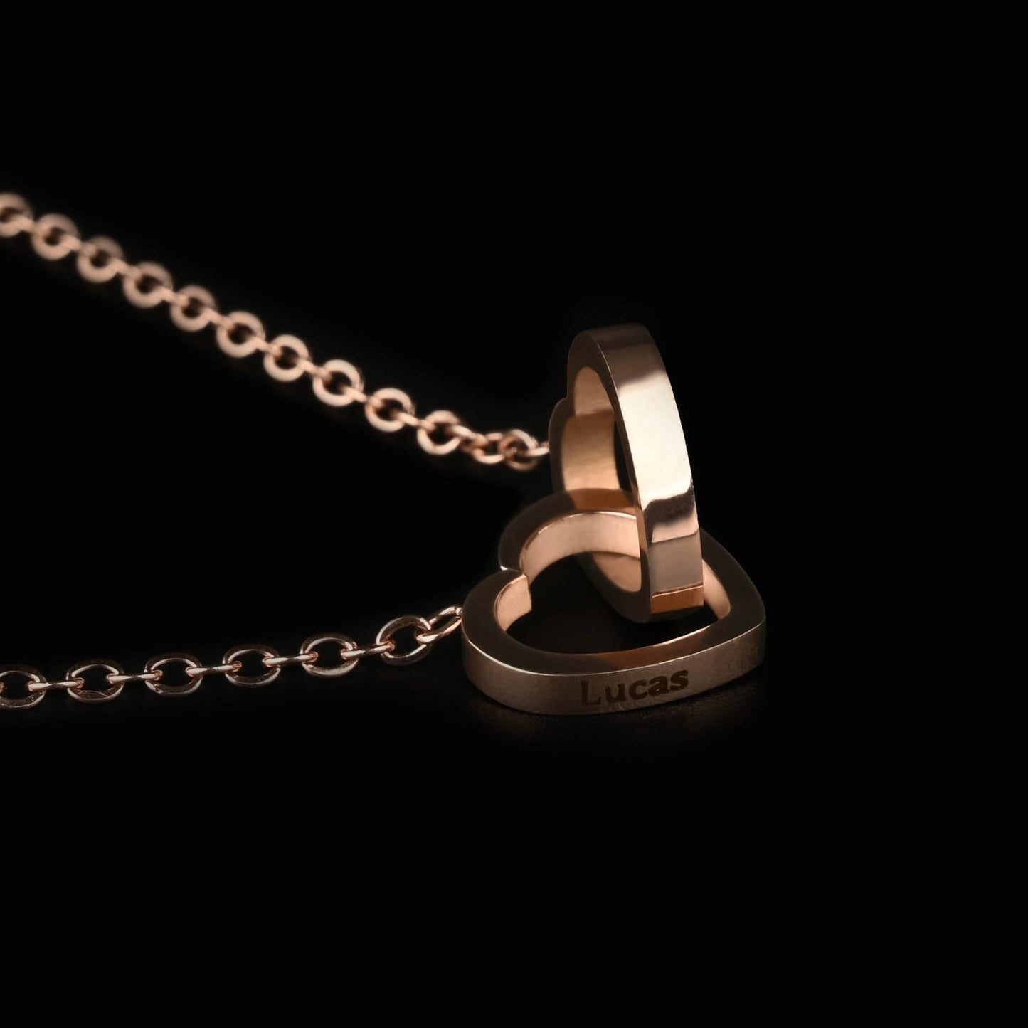 Igavene roos koos imelise kaelakeega