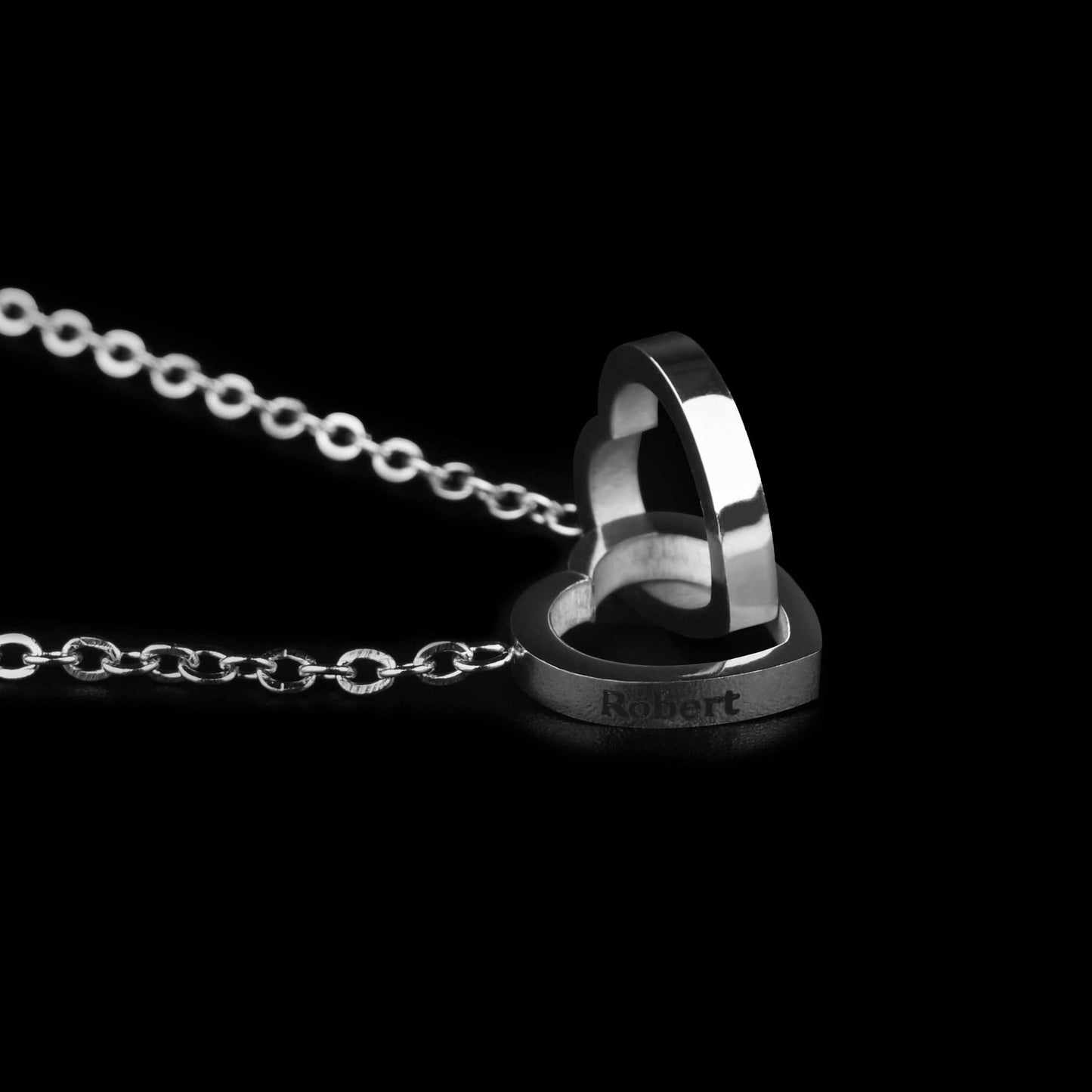 Igavene roos koos imelise kaelakeega