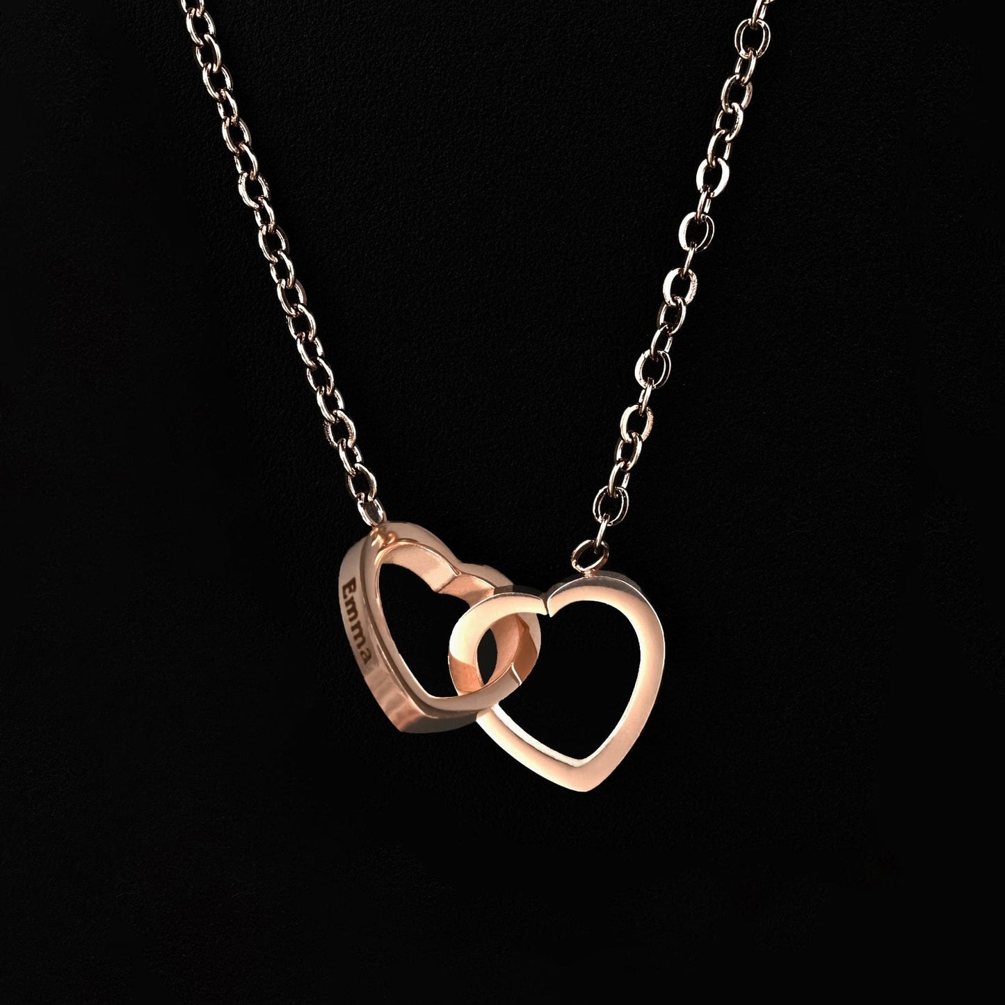 Igavene roos koos imelise kaelakeega