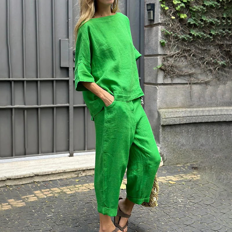 ÜLIKOND ON DEKONSTRUEERITUD ÜHEVÄRVILISEST MATERJALIST JA LINASEST RIIDEST