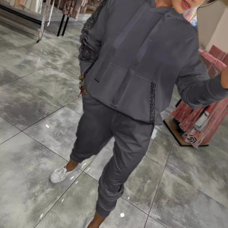 Naise kaheosaline komplekt kapuutsi ja nööriga