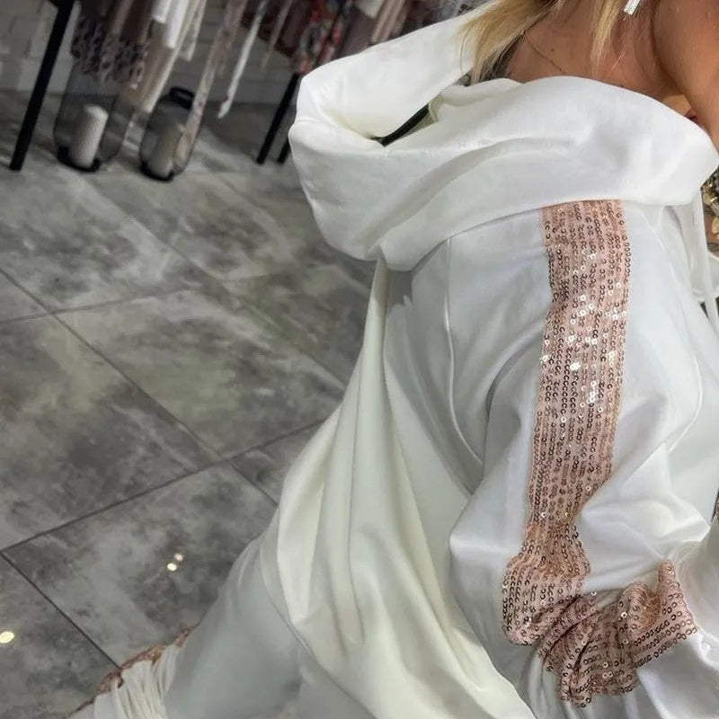 Naise kaheosaline komplekt kapuutsi ja nööriga