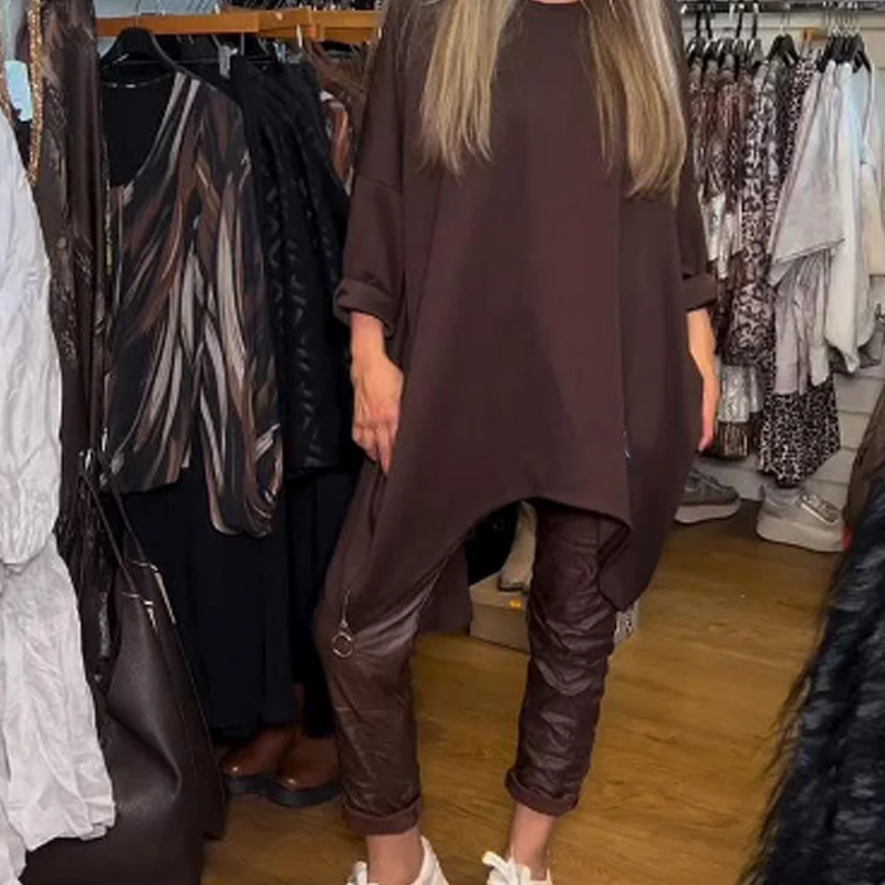 Kahetükkiline komplekt: vaba lõikega pluus ja ühevärvilised püksid