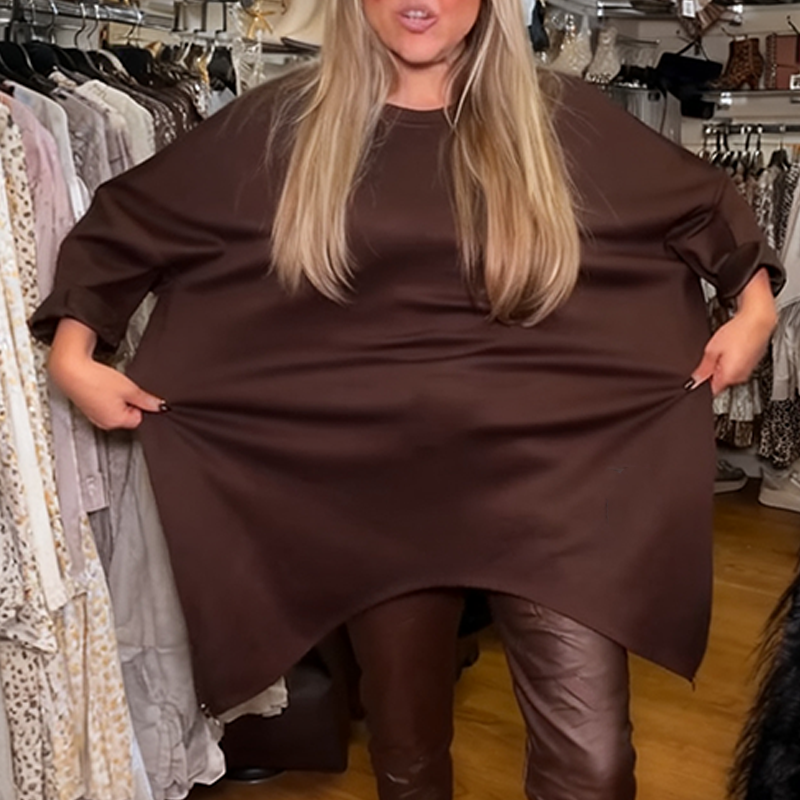 Kahetükkiline komplekt: vaba lõikega pluus ja ühevärvilised püksid